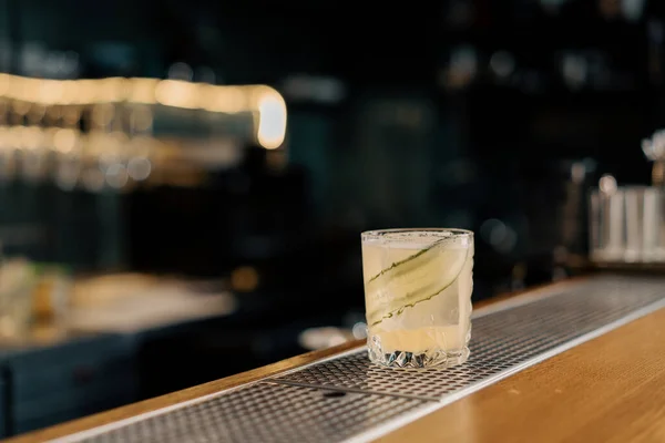 Frissen Elkészített Gin Kert Alkoholos Koktél Uborka Szeletelővel Áll Bárpulton — Stock Fotó