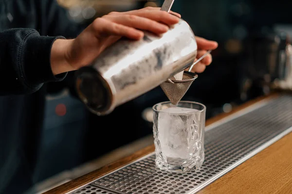 Professionelle Barkeeper Gießt Einen Frisch Zubereiteten Cocktail Aus Einem Shaker — Stockfoto
