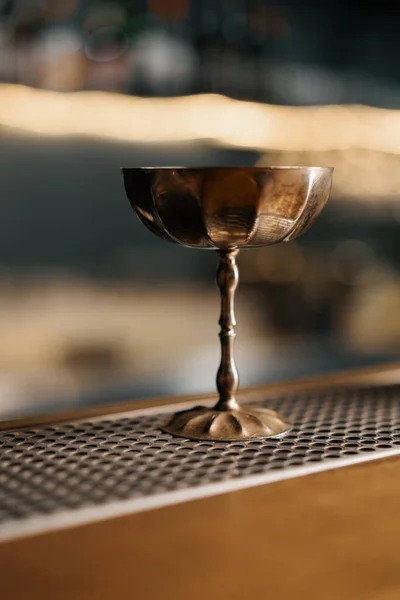 Vackra Och Eleganta Cocktailware Bar Konceptet Alkoholhaltiga Drycker Gyllene Glas — Stockfoto