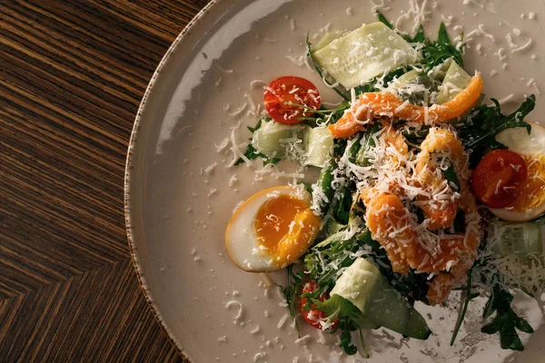 鮭と一緒においしい新鮮なサラダがレストランのテーブルの上にあります健康的なベジタリアン料理を閉じます — ストック写真