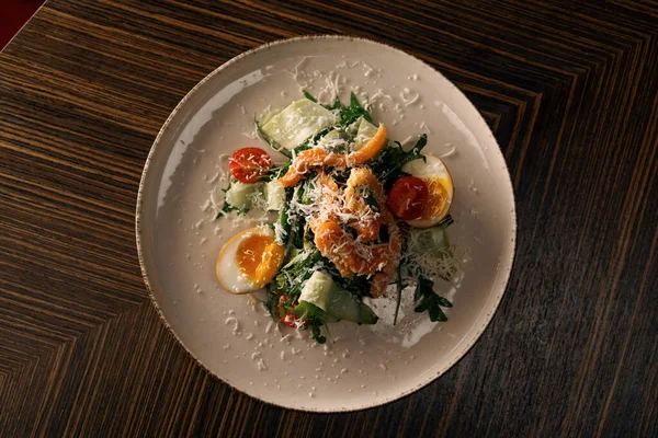 鮭と一緒においしい新鮮なサラダを味わうことはレストランのテーブルの上にあります健康的なベジタリアン料理 — ストック写真