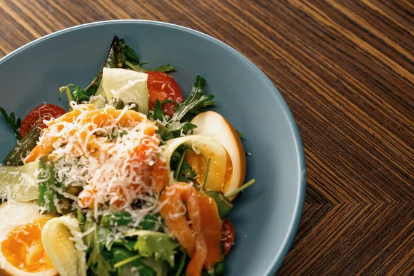 鮭と一緒においしい新鮮なサラダがレストランのテーブルの上にあります健康的なベジタリアン料理を閉じます — ストック写真