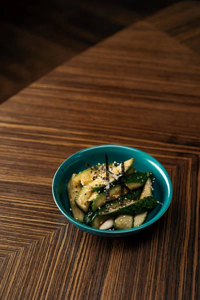 中国のキュウリのサラダに醤油ガーリック海苔とゴマ漬け ベジタリアン健康食品 — ストック写真