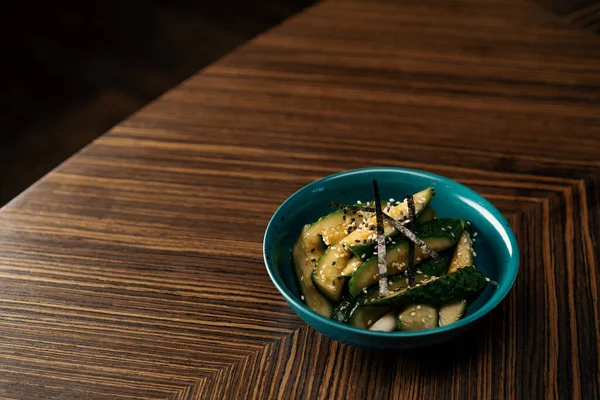 中国のキュウリのサラダに醤油ガーリック海苔とゴマ漬け ベジタリアン健康食品 — ストック写真