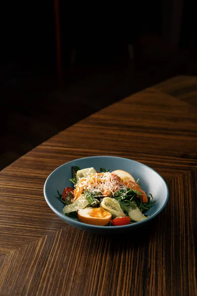 鮭と一緒においしい新鮮なサラダを味わうことはレストランのテーブルの上にあります健康的なベジタリアン料理 — ストック写真