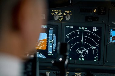 Uçak kokpiti merkez panelinin ana uçuş ekran ve navigasyon ekran pilot paneli ile yakın plan görüntüsü