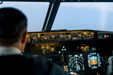 Uçuş uçuş simülatörü navigasyon cihazları sırasında uçak türbülansının kokpitindeki pilot.