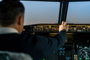 Ticari uçak pilotu uçuş parametrelerini yüksek irtifa uçuş görüntüsünde içeriden ayarlar.