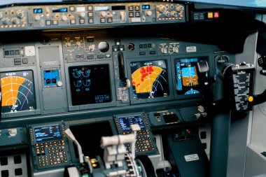 Boeing 737 uçuş simülatörü uçağının kokpitindeki radar kontrol ve navigasyon panelinin detaylı bir görüntüsü.