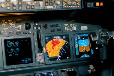 Boeing 737 uçuş simülatörü uçağının kokpitindeki radar kontrol ve navigasyon panelinin detaylı bir görüntüsü.