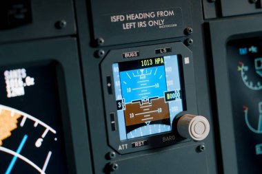 Boeing 737 uçuş simülatörü uçağının kokpitindeki radar kontrol ve navigasyon panelinin detaylı bir görüntüsü.