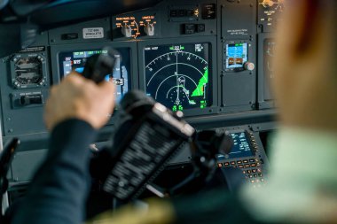 Uçak kokpitinde pilot uçuş konsepti sırasında direksiyon simidi tutuyor.