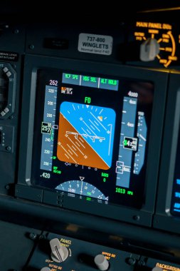 Boeing 737 uçuş simülatörü uçağının kokpitindeki radar kontrol ve navigasyon panelinin detaylı bir görüntüsü.