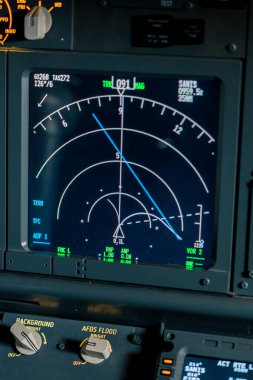 Boeing 737 uçuş simülatörü uçağının kokpitindeki radar kontrol ve navigasyon panelinin detaylı bir görüntüsü.