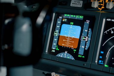 Boeing 737 uçuş simülatörü yolcu uçağının kokpitindeki kontrol ve seyrüsefer panelinin detaylı bir görüntüsü.
