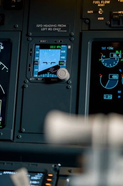 Boeing 737 uçuş simülatörü yolcu uçağının kokpitindeki kontrol ve seyrüsefer panelinin detaylı bir görüntüsü.