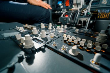 Yolcu uçağının kokpitinin detaylı görüntüsü uçak simülatörünün kontrol paneli.