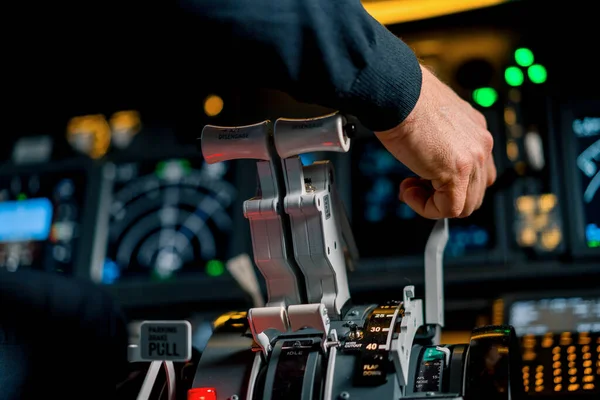 Nahaufnahme Einer Pilotenhand Die Das Gas Cockpit Eines Düsenflugzeugs Drückt — Stockfoto