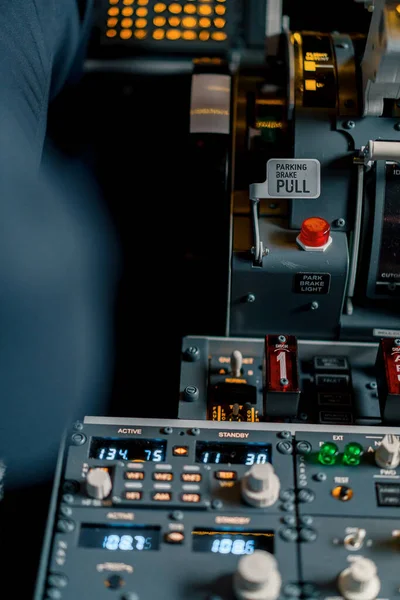 Uçağın Kokpitindeki Kontrol Panelinin Yakın Plan Fren Düğmesi Uçuş Simülatörü — Stok fotoğraf