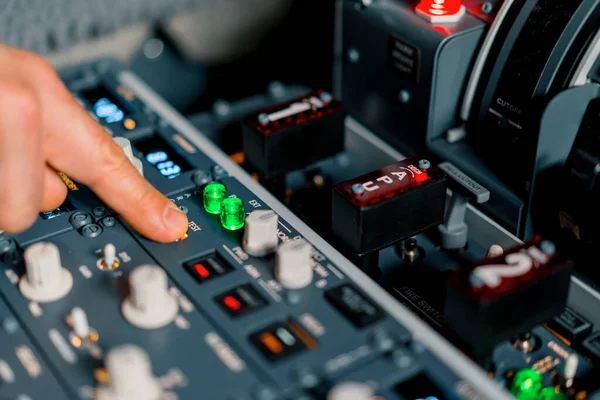 Kaptan Uçuş Simülatörünün Motorunu Çalıştırmak Için Kontrol Panelindeki Düğmelere Basar — Stok fotoğraf