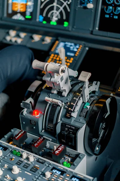 飞机驾驶舱内的推力杆飞机模拟器上的飞行特写 — 图库照片