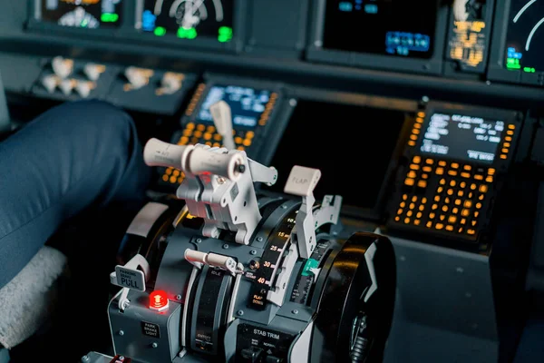 Uçağın Kokpitindeki Itme Kolu Uçak Simülatöründeki Uçuşun Yakın Görüntüsü — Stok fotoğraf