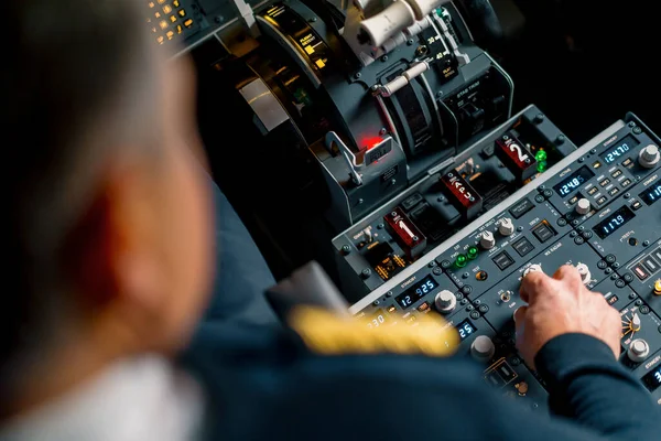 Capitão Pressiona Botões Painel Controle Para Ligar Motor Voo Avião — Fotografia de Stock