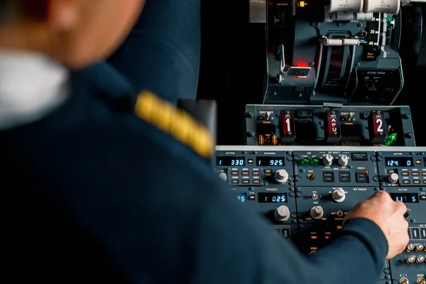 Kaptan Uçuş Simülatörünün Motorunu Çalıştırmak Için Kontrol Panelindeki Düğmelere Basar — Stok fotoğraf