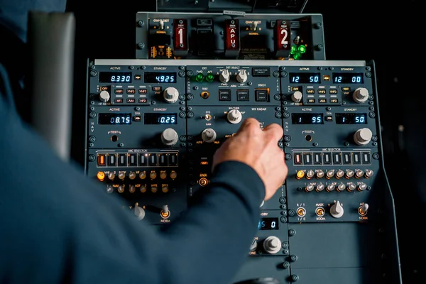 기장은 비행기의 엔진을 시뮬레이터로 올리기 패널의 버튼을 누르고 — 스톡 사진
