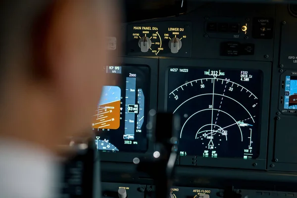 带有主飞行显示和导航显示的飞机驾驶舱中心面板的特写 — 图库照片