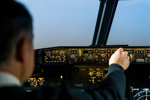 商营飞机驾驶员在高空飞行时调整飞机飞行参数 — 图库照片