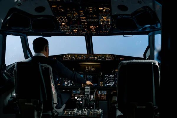 Piloto Cabina Turbulencia Del Avión Durante Vuelo Dispositivos Navegación Del — Foto de Stock