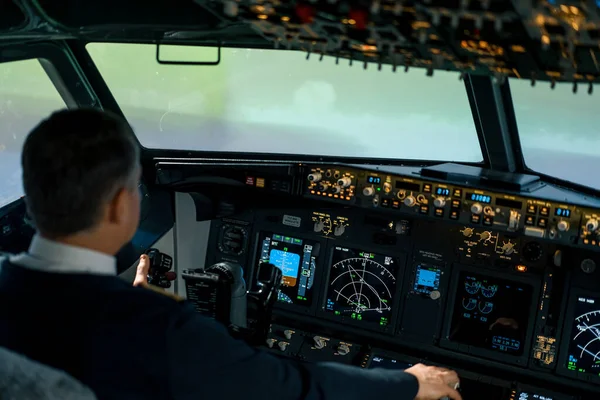 Piloto Cockpit Turbulência Aeronave Durante Dispositivos Navegação Simulador Voo — Fotografia de Stock