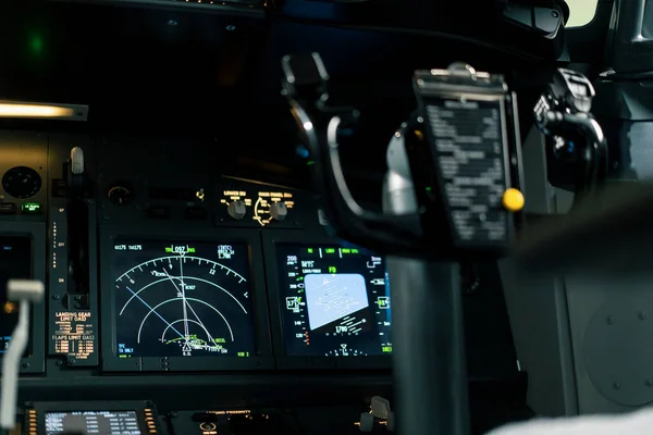 大型の計器盤とナビゲーション ツールを備えた現代の飛行機の内部は 飛行機の舵のクローズアップ — ストック写真