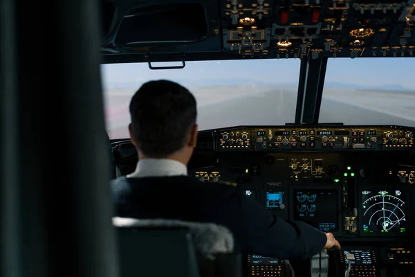 从驾驶舱驾驶员工作的挡风玻璃看现代客机在机场起飞 — 图库照片