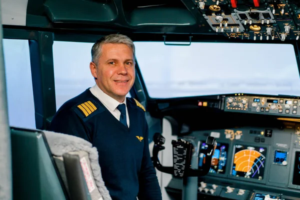 Üniformalı Gülümseyen Uçak Kaptanının Portresi Uçuş Hava Simülatörü Kokpitine Hazırlanıyor — Stok fotoğraf