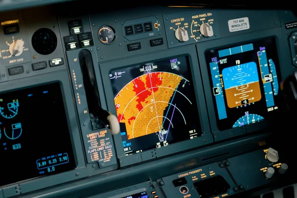 波音737飞行模拟器驾驶舱雷达控制和导航面板的详细照片 — 图库照片