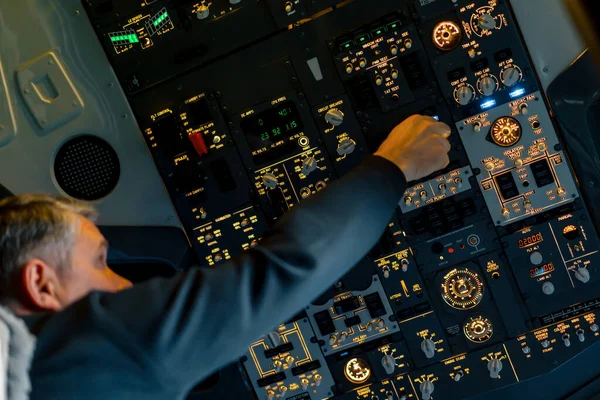 Kabina Samolotu Pilot Sprawdza Elektronikę Samolotu Naciskając Przyciski Przygotowując Liniowiec — Zdjęcie stockowe