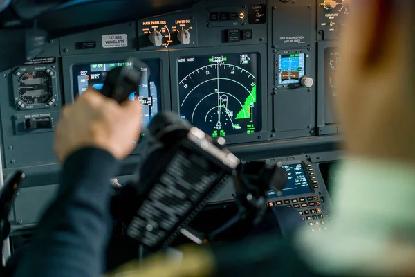 Pilóta Repülőgép Pilótafülkéjében Forgókerék Kormánylapátot Tart Repülés Során — Stock Fotó
