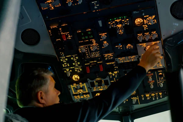 Cabine Avião Piloto Verifica Eletrônica Avião Pressionando Botões Preparando Forro — Fotografia de Stock