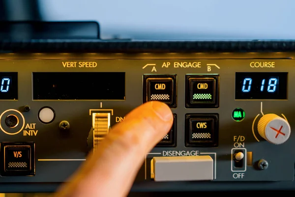 Pilot Kokpit Camının Önündeki Uçağı Kontrol Etmek Için Kontrol Panelindeki — Stok fotoğraf