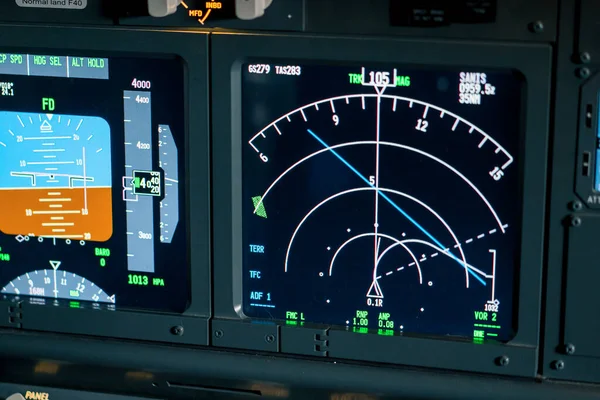 波音737飞行模拟器驾驶舱雷达控制和导航面板的详细照片 — 图库照片