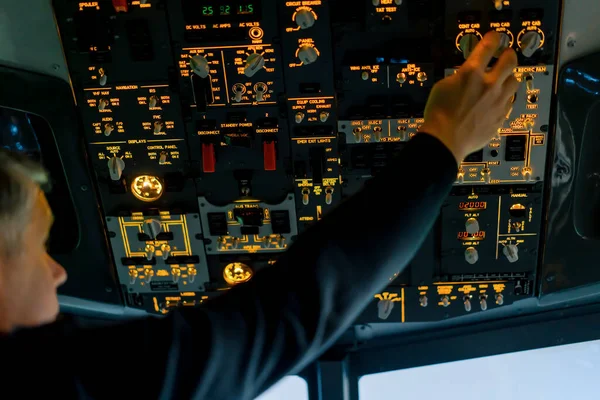 Flygplanskabin Piloten Kontrollerar Flygplanets Elektronik Genom Att Trycka Knapparna Förberedelse — Stockfoto