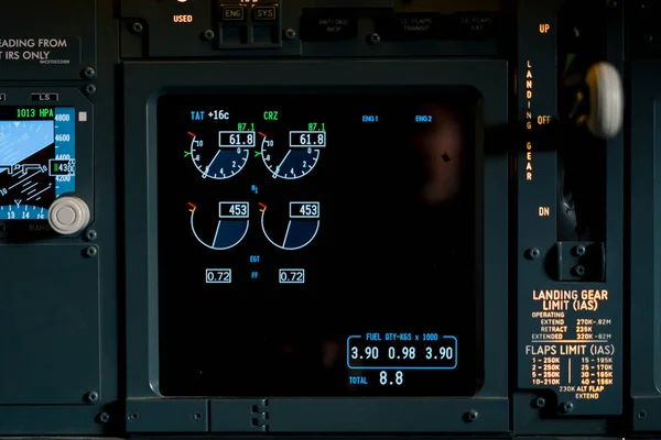 波音737飞行模拟器客机座舱控制导航面板的详细拍摄 — 图库照片