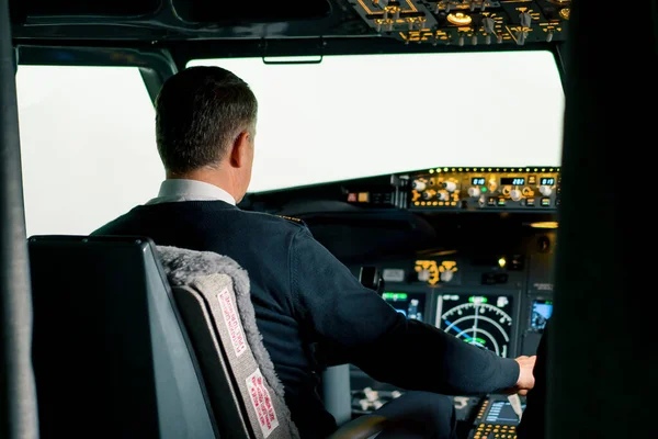 飞行员在飞行或飞行模拟器训练中按喷气式飞机座舱内的油门踏板 — 图库照片