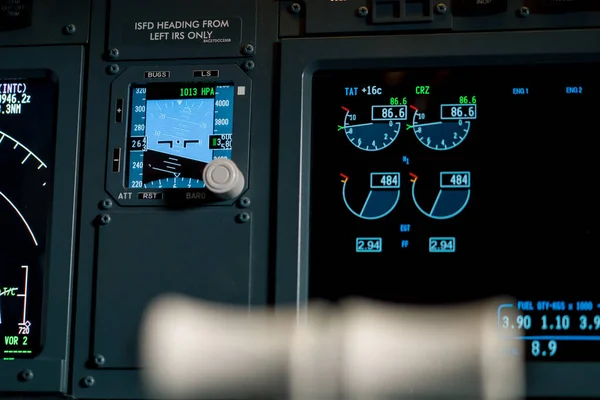 波音737飞行模拟器客机座舱控制导航面板的详细拍摄 — 图库照片