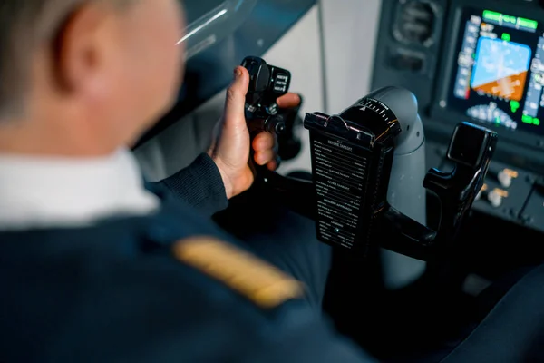 Piloot Cockpit Cockpit Met Draaiwiel Roer Tijdens Vlucht Luchtvaart Concept — Stockfoto