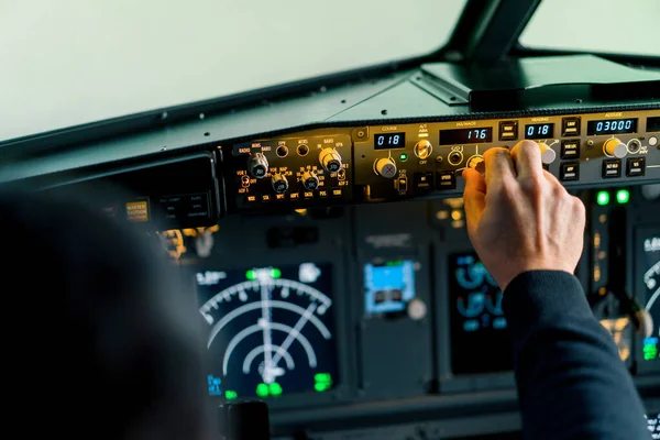 Kokpit Samolotu Widok Zza Ramienia Pilota Naciskanie Przycisków Samolot Gotowy — Zdjęcie stockowe