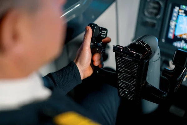 Piloto Cockpit Avião Segurando Leme Roda Giratória Durante Voo Conceito — Fotografia de Stock