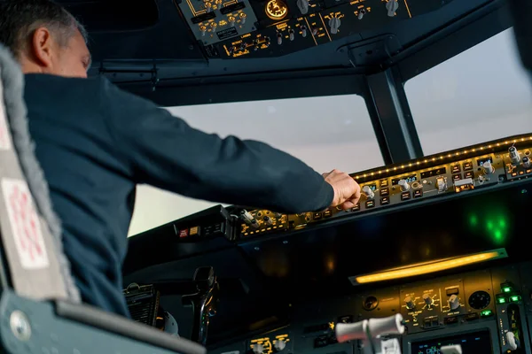 Piloto Pressiona Botões Energia Painel Controle Para Controlar Aeronave Frente — Fotografia de Stock